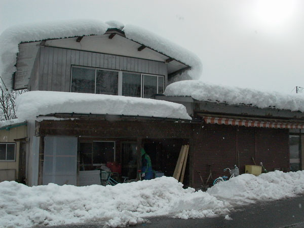 雪をかぶった家